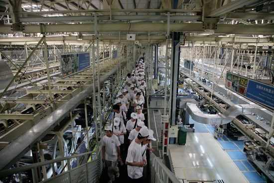 豐田助學基金受助大學生參觀豐田整車生產(chǎn)工廠_新浪汽車_新浪